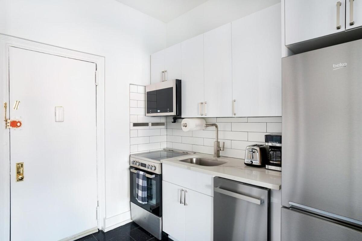 444-5C Newly Renovated Studio Midtown West W&D Apartment New York Exterior photo